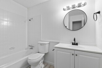 Recently updated apartments near to shoppi... in Des Moines, IA - Building Photo - Building Photo