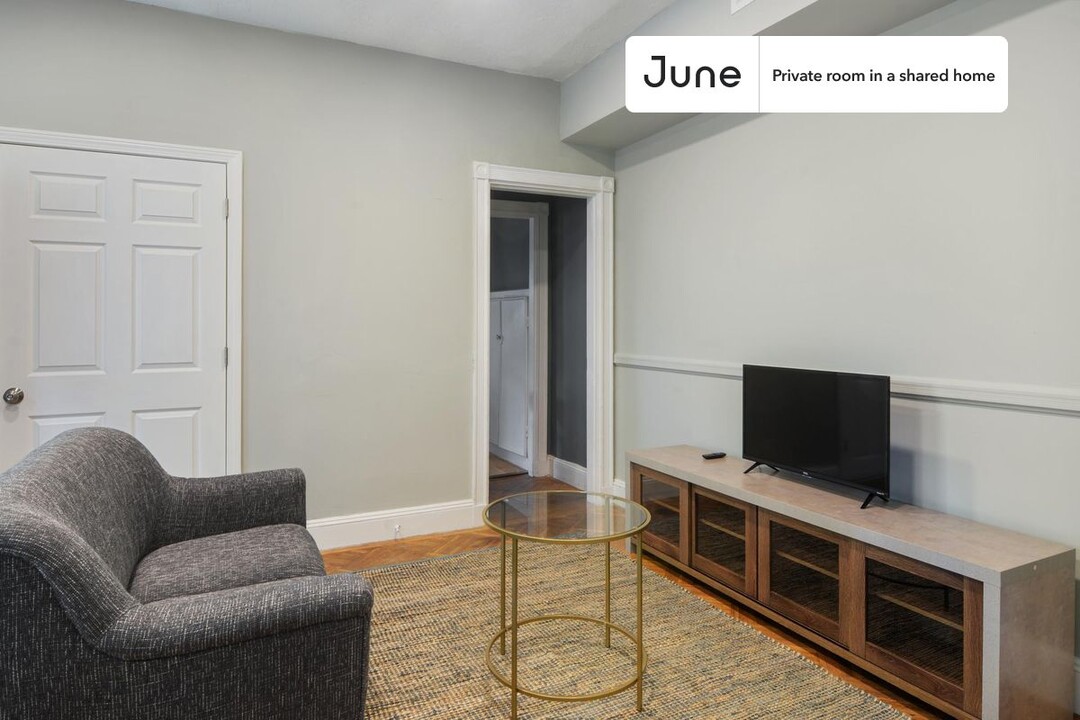 Private bedroom in 7 bed/2.5 bath Home in Cambridge, MA - Building Photo