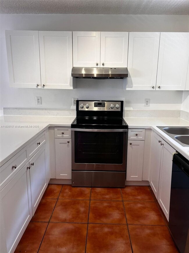 6215 SW Kendale Lakes Cir in Miami, FL - Building Photo - Building Photo