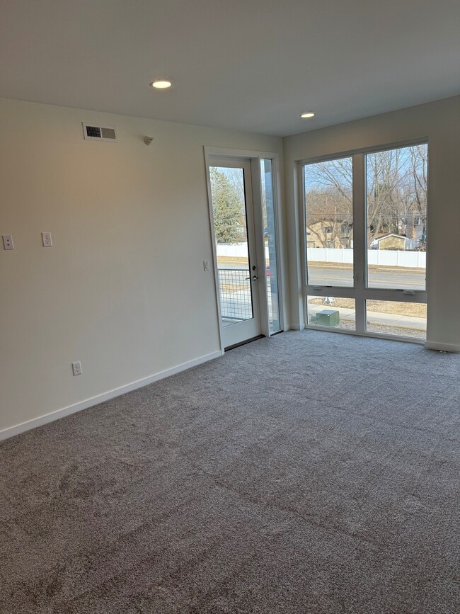 4025 Cedar Heights Dr, Unit 8 in Cedar Falls, IA - Building Photo - Building Photo