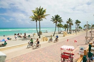 2126 Arthur St in Hollywood, FL - Building Photo