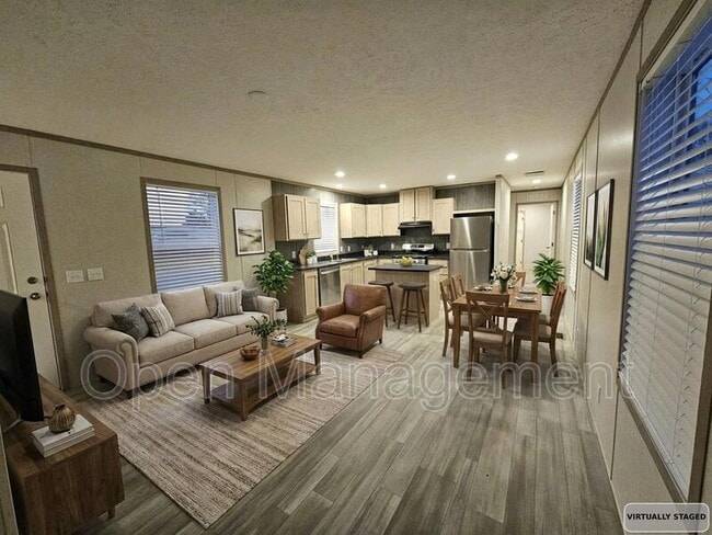 725 S 12th St in Bismarck, ND - Foto de edificio - Building Photo