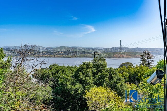 517 Alhambra St in Crockett, CA - Building Photo - Building Photo