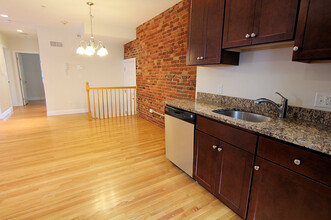 12 Homer St, Unit 3 in Brookline, MA - Foto de edificio - Building Photo