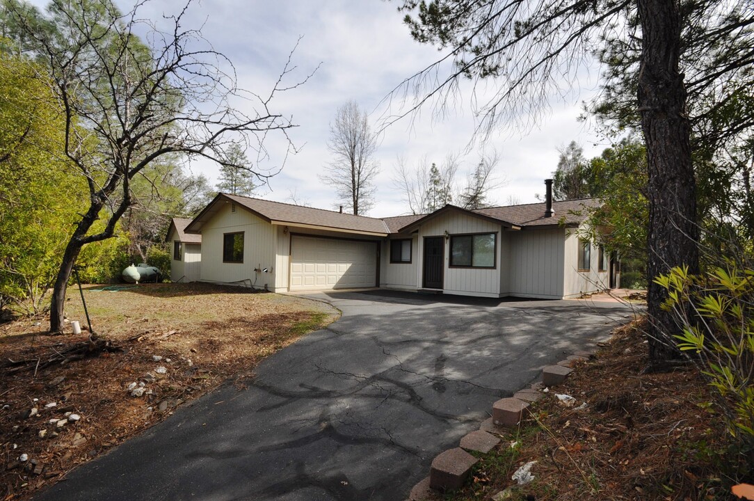 12699 Cresthaven Dr in Groveland, CA - Building Photo