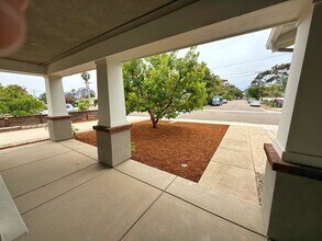 1097 Buena Vista Way in Carlsbad, CA - Building Photo - Building Photo