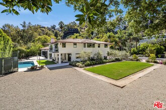 7651 Willow Glen Rd in Los Angeles, CA - Building Photo - Building Photo