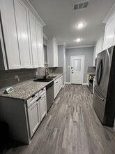 1801 W E Roberts Dr, Unit Master Bedroom in Grand Prairie, TX - Foto de edificio - Building Photo