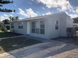 915 13th Ave S in Lake Worth Beach, FL - Building Photo