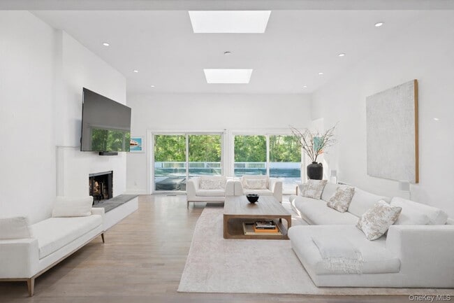 3 Southwood Ln in Southampton, NY - Building Photo - Building Photo