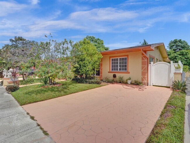 1161 NE 202nd St in Miami, FL - Building Photo - Building Photo