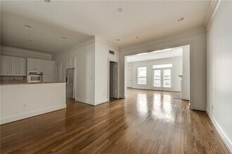 2885 Woodside St, Unit 303 in Dallas, TX - Building Photo - Building Photo