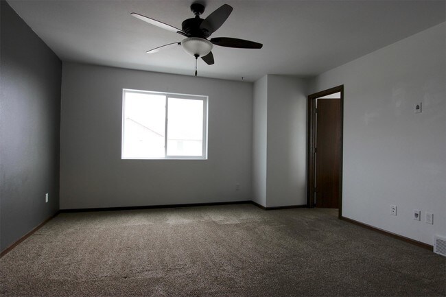 3322 8th St W-Unit -B in West Fargo, ND - Building Photo - Building Photo