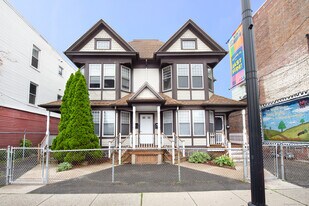 527 E Main St in Bridgeport, CT - Building Photo