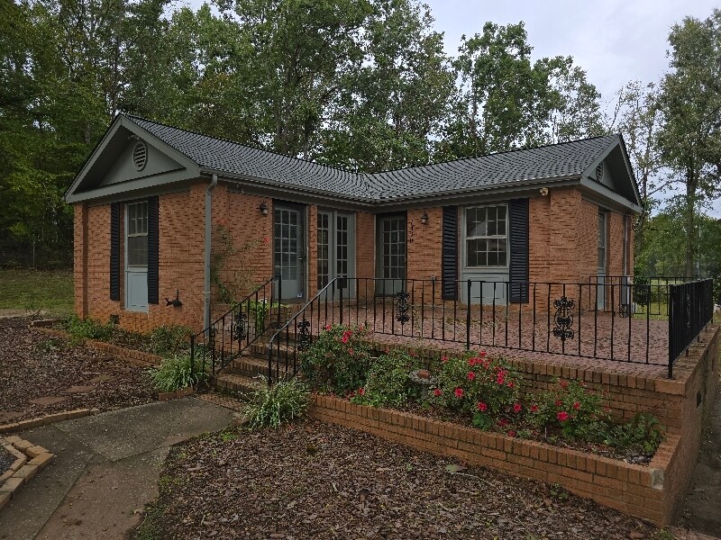 749 E Main St in Laurens, SC - Foto de edificio