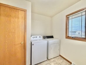 2402 Stonefield Ln in Janesville, WI - Building Photo - Building Photo