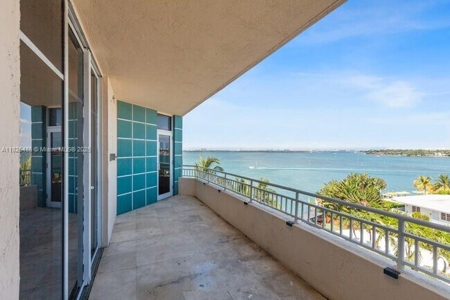 1 Century Ln in Miami Beach, FL - Building Photo - Building Photo