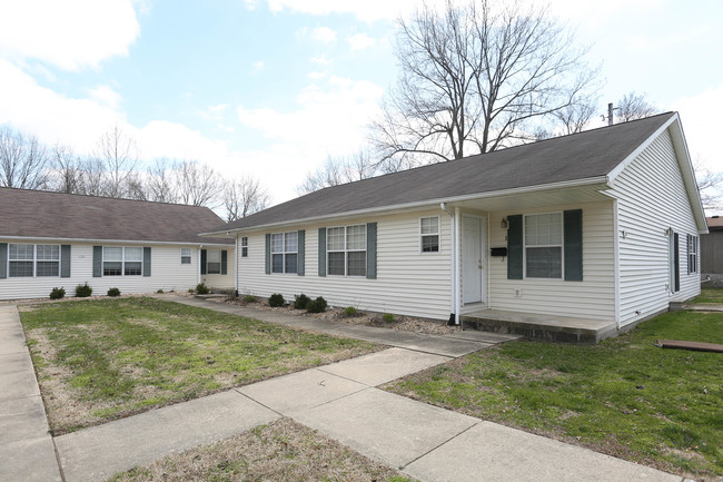 Monroe Street Apartments in Lebanon, IL - Foto de edificio - Building Photo