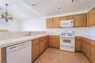 7290 Victoria Oak Ct in Las Vegas, NV - Building Photo - Building Photo