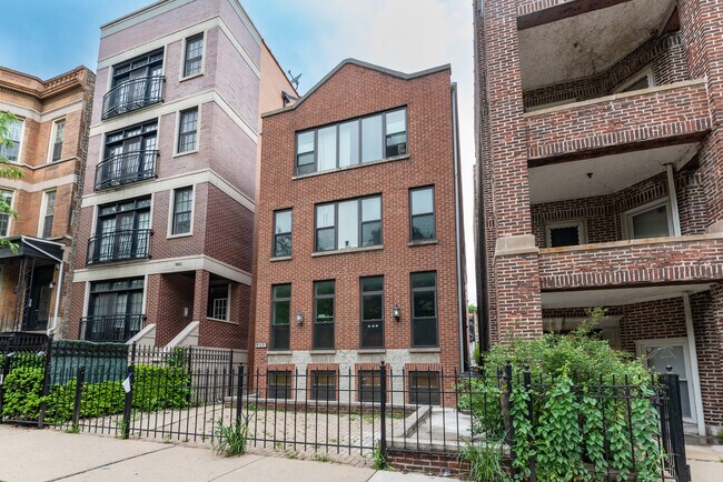 property at 900 W Roscoe St