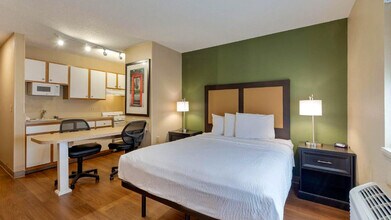 5830 Westpark Dr in Charlotte, NC - Building Photo - Building Photo