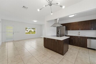 570 NW 49th St in Miami, FL - Building Photo - Building Photo