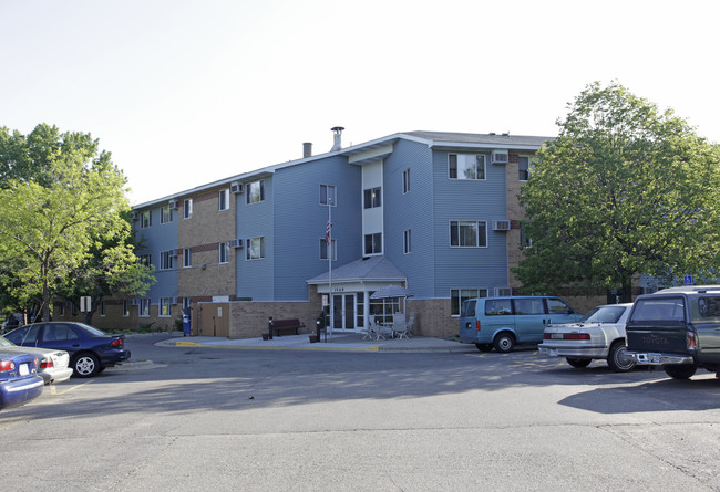 Mount Carmel Manor in West St. Paul, MN - Foto de edificio - Building Photo