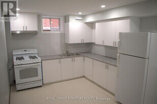 709 Upper Paradise Rd in Hamilton, ON - Building Photo