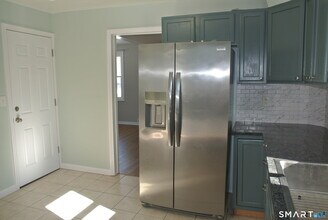 492 W River St in Milford, CT - Building Photo - Building Photo