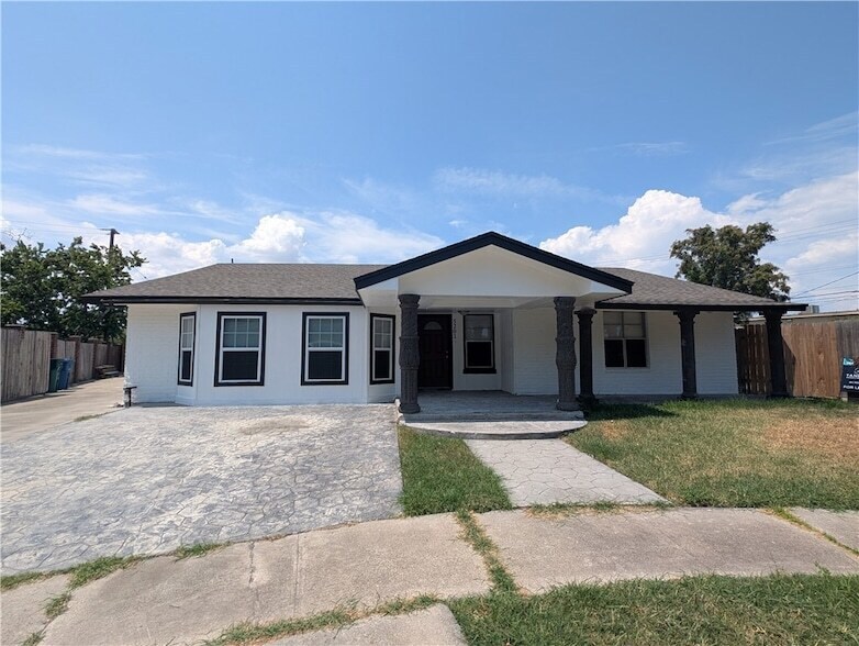 5201 Hitching Post Ln in Corpus Christi, TX - Building Photo