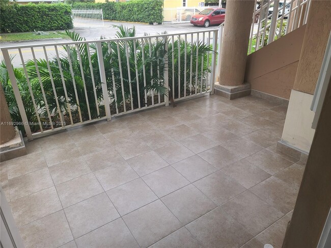 300 E 4th St, Unit 103 in Hialeah, FL - Building Photo - Building Photo