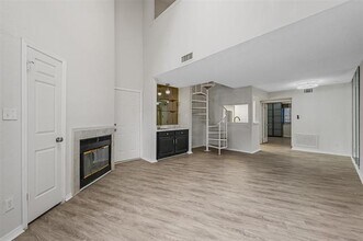 5590 Spring Valley Rd in Dallas, TX - Foto de edificio - Building Photo