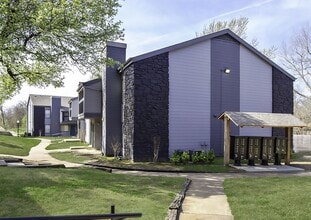Charleston Crossing Apartments in Broken Arrow, OK - Foto de edificio - Building Photo
