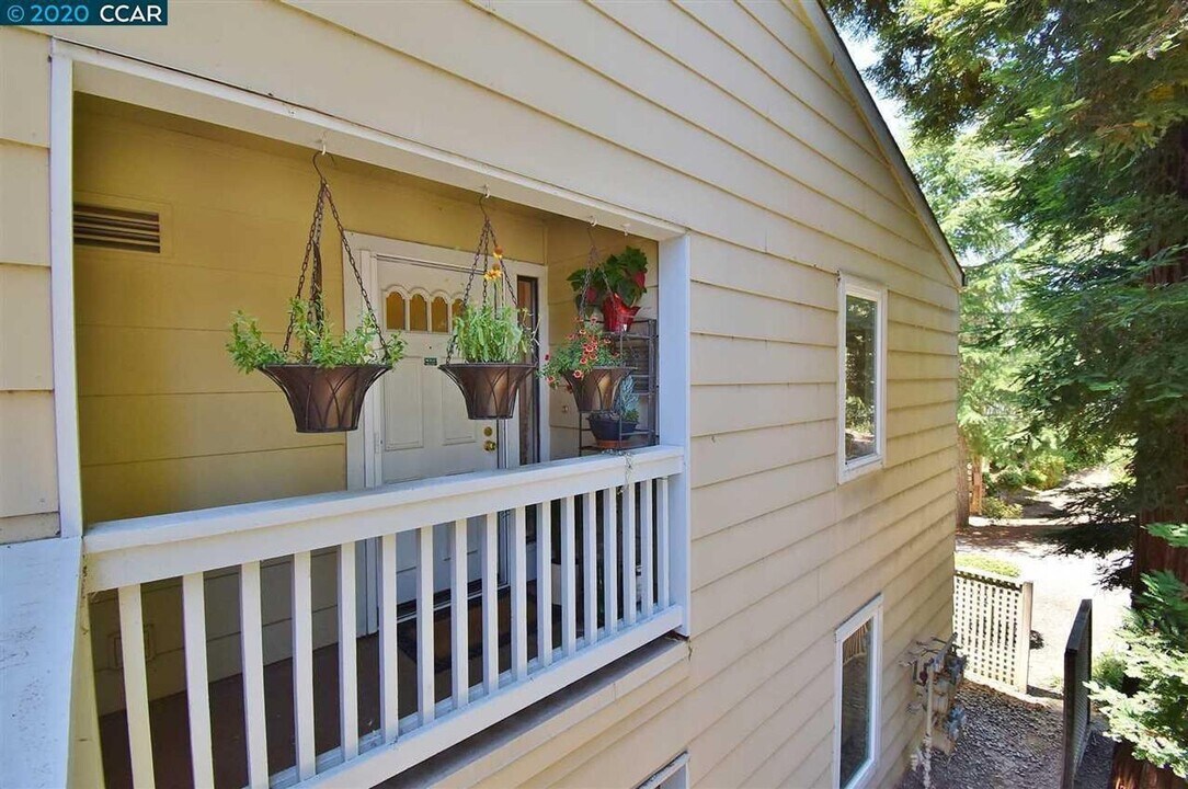 206 Farm Ln in Martinez, CA - Building Photo
