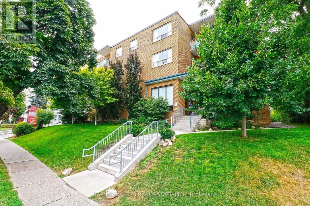 1751-1751 Victoria Park Ave in Toronto, ON - Building Photo