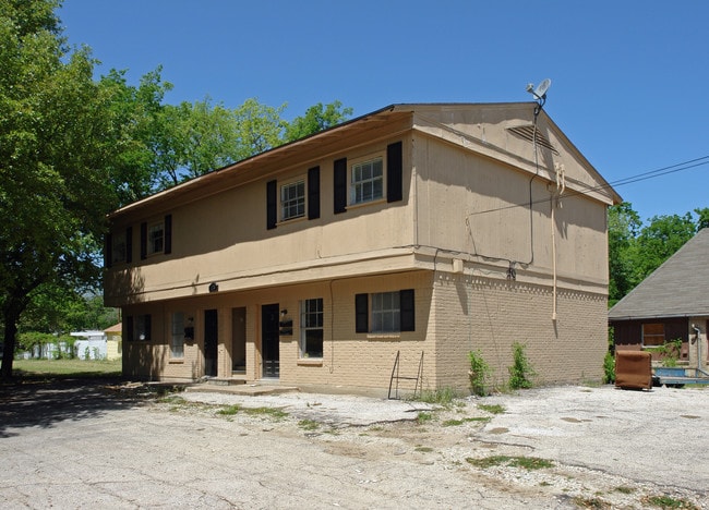 1702 Hunt St in Commerce, TX - Building Photo - Building Photo