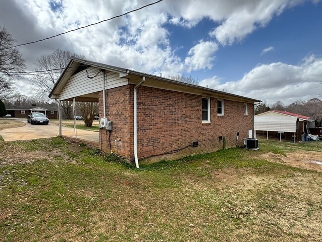 585 Winter Park Dr in Shelby, NC - Building Photo - Building Photo