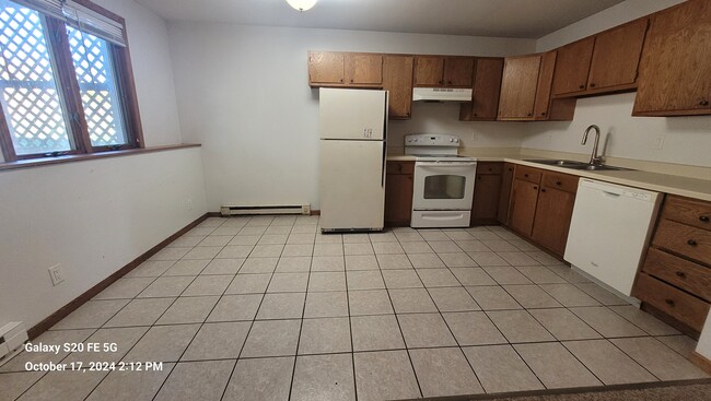 309 Ash Ct, Unit C in Dekalb, IL - Foto de edificio - Building Photo