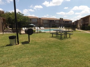 Antonian Apartments in San Antonio, TX - Building Photo - Building Photo