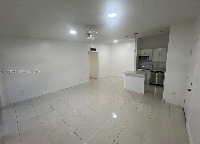 9743 W McNab Rd in Tamarac, FL - Foto de edificio - Building Photo