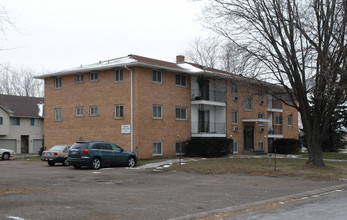 75th Ave. Apartments in Fridley, MN - Foto de edificio - Building Photo