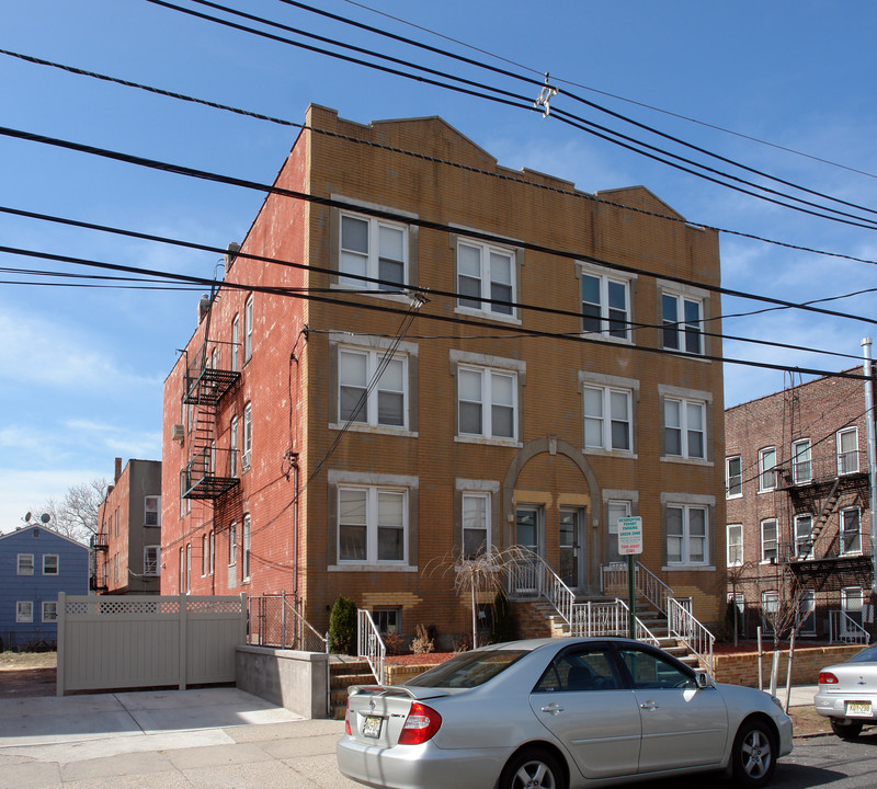 102-104 W 50th St in Bayonne, NJ - Building Photo