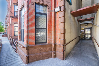 30 Macdonough St in Brooklyn, NY - Foto de edificio - Building Photo