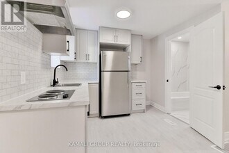 93 McMillan Dr in Oshawa, ON - Building Photo - Building Photo