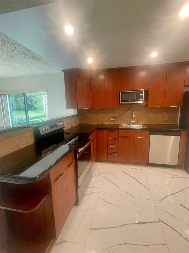 403 Lakeview Dr in Weston, FL - Building Photo - Building Photo