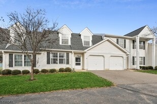 360 Cotswold Pl in Franklin Township, NJ - Building Photo