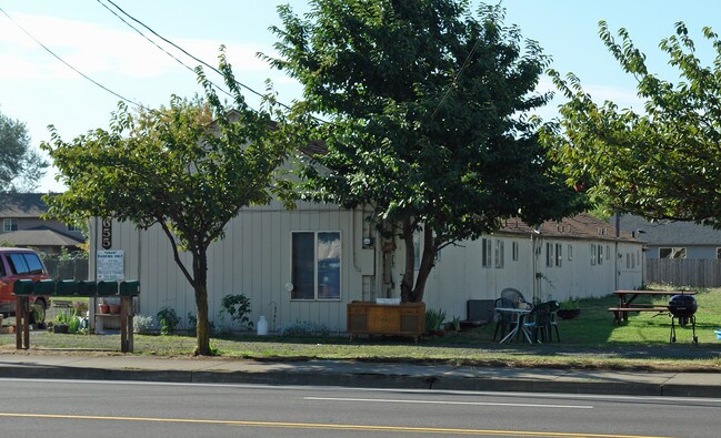 4655 Main St in Springfield, OR - Building Photo - Building Photo