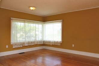 5002 SE 97th Ave in Portland, OR - Building Photo - Building Photo