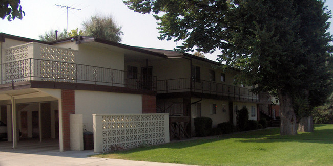 Royal Manor Apartments in Caldwell, ID - Building Photo - Building Photo