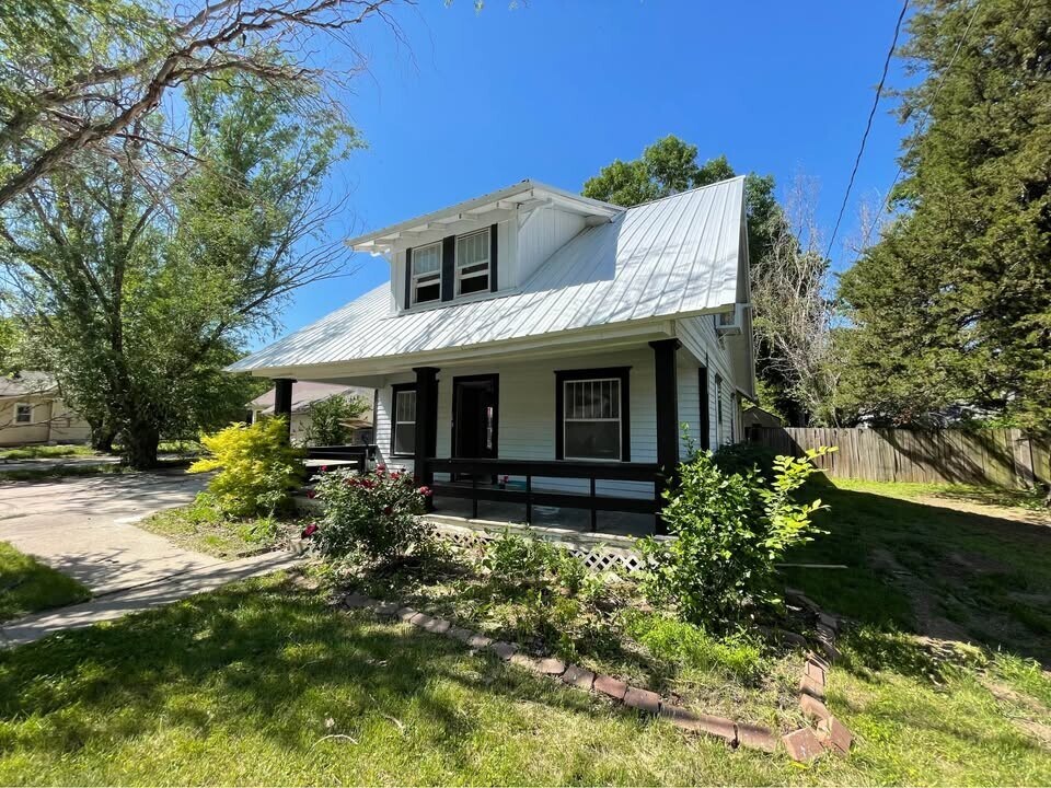 518 W Cave Springs Ave in El Dorado, KS - Building Photo